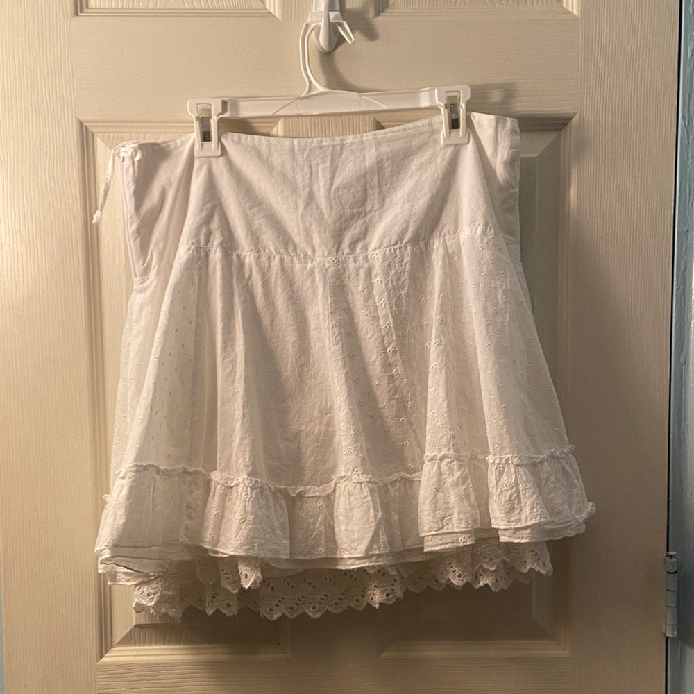 Elegant White Layered Mini Skirt - Picture 2 of 15